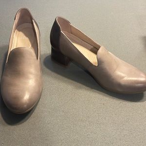 Dansko 2 tone gray leather dress shoes.  Size 39